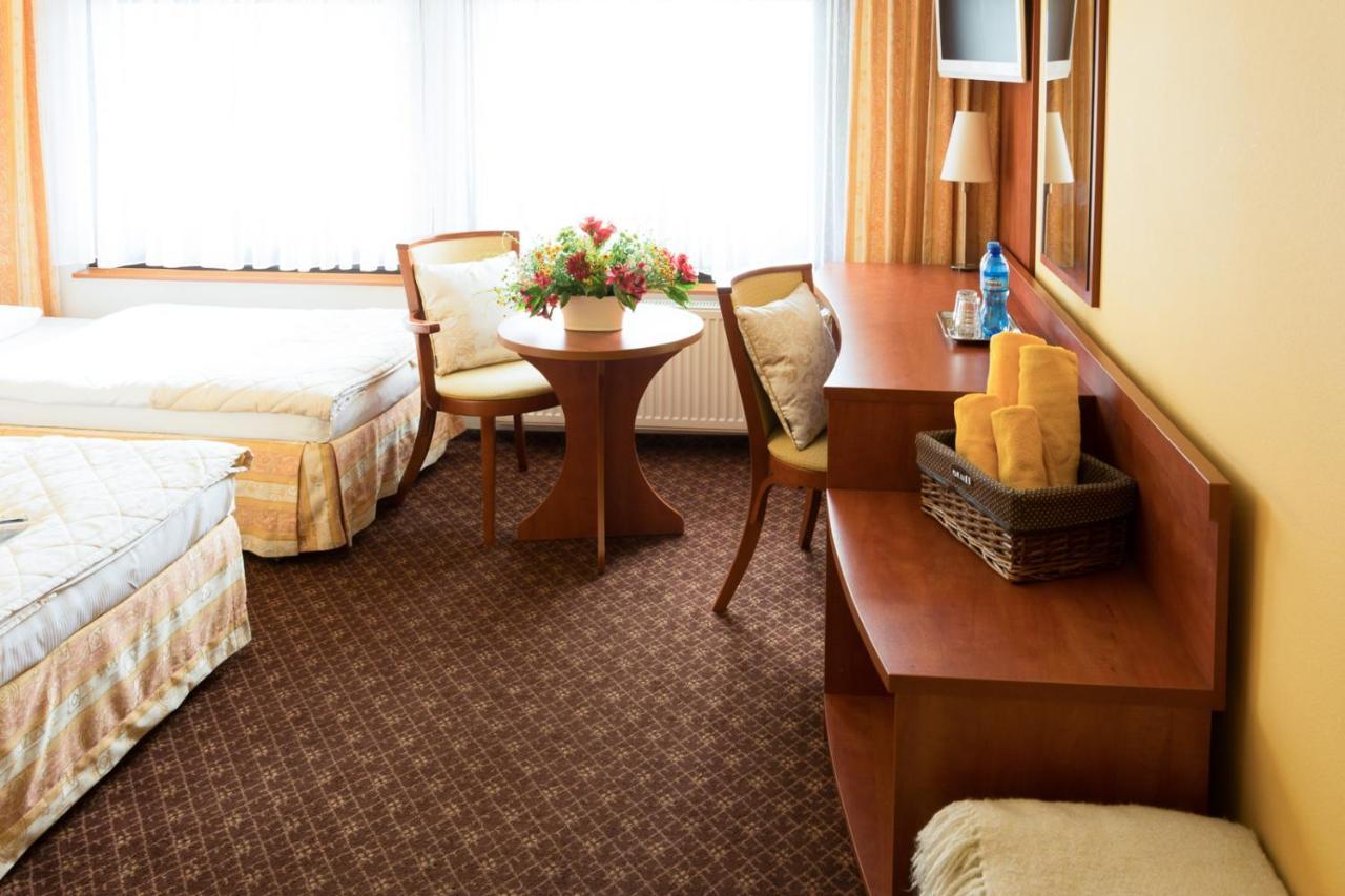 Hotel Astra Tajemniczy Ogrod Познан Екстериор снимка