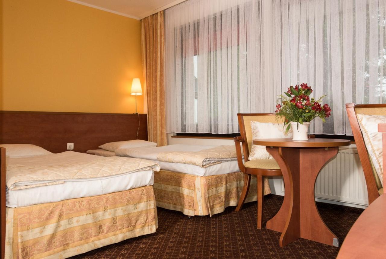 Hotel Astra Tajemniczy Ogrod Познан Екстериор снимка