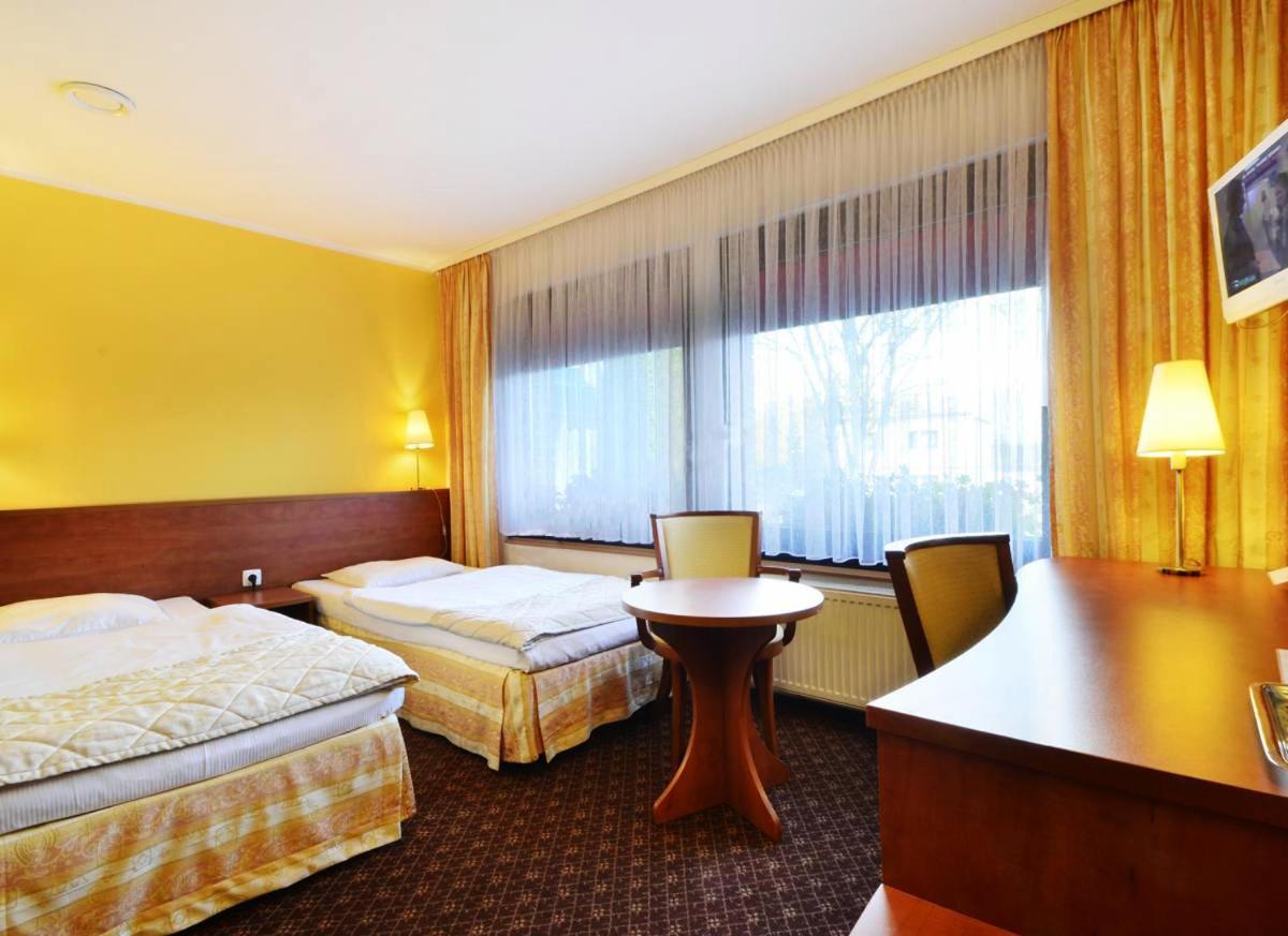 Hotel Astra Tajemniczy Ogrod Познан Екстериор снимка